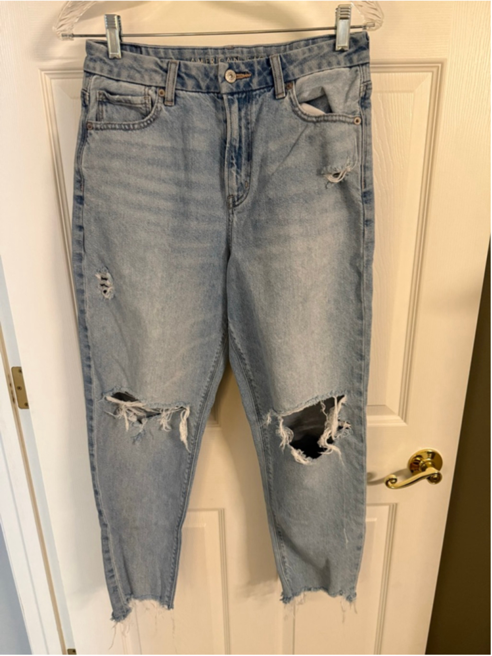 American Eagle Outfitters light wash distressed curvy mom jeans SZ 6 short